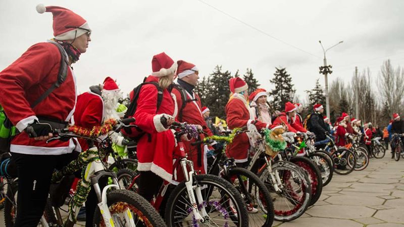 В Запорожье провели предновогодний флешмоб: появилось видео В Запорожье провели предновогодний флешмоб: появилось видео