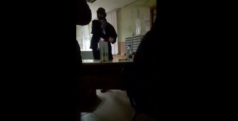 Захоплення "Укрпошти" у Харкові: з'явилось відео з приміщення із заручниками Захоплення "Укрпошти" у Харкові: з'явилось відео з приміщення із заручниками