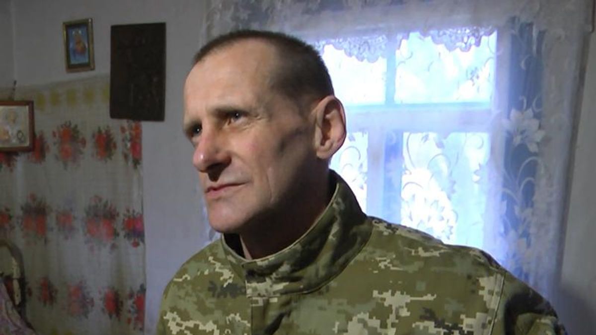 Как на Житомирщине встретили освобожденного из плена военного: трогательное видео Как на Житомирщине встретили освобожденного из плена военного: трогательное видео