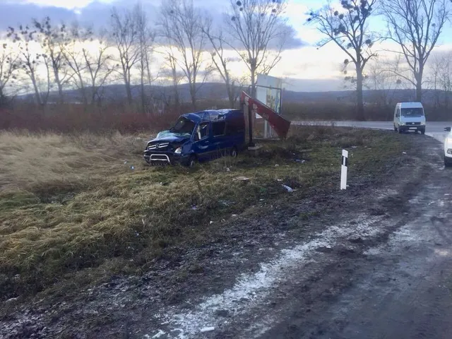 Пасажирський мікроавтобус, який їхав з Польщі, перекинувся на Львівщині