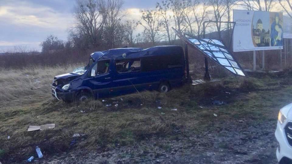 Пассажирский микроавтобус, который ехал из Польши, перевернулся на Львовщине Пассажирский микроавтобус, который ехал из Польши, перевернулся на Львовщине