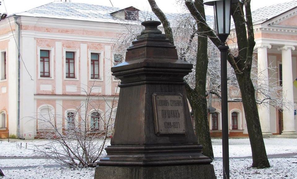 В Чернигове украли бронзовый бюст известного российского поэта: фото