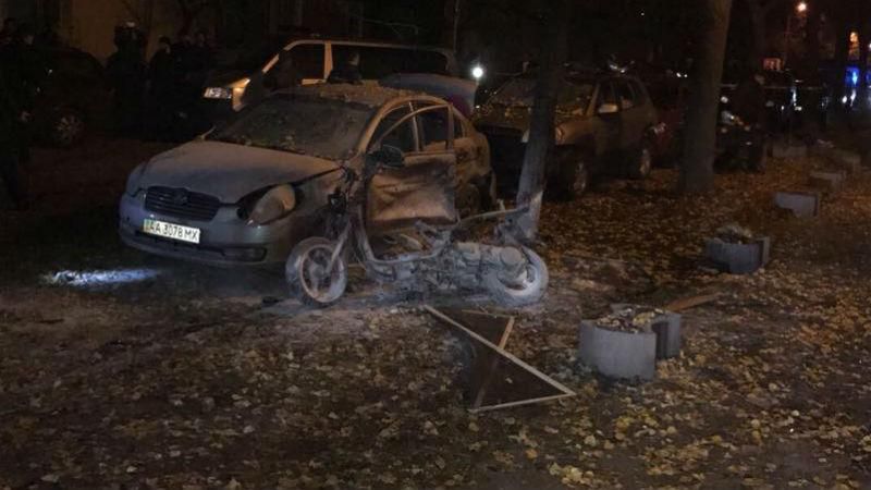 Замах на Мосійчука: з’явилось відео, як невідомий ставить мопед з вибухівкою Замах на Мосійчука: з’явилось відео, як невідомий ставить мопед з вибухівкою