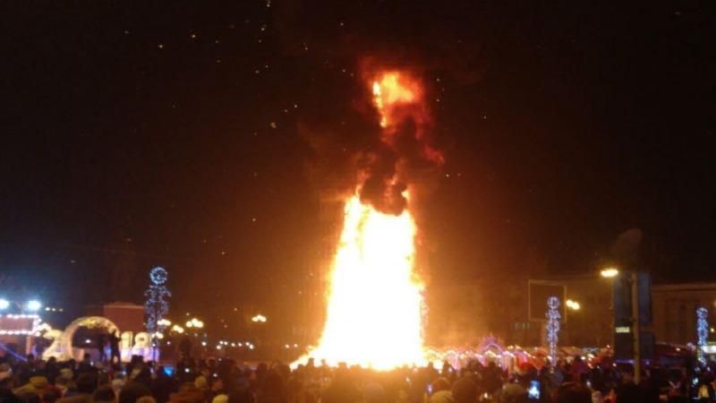 Ялинко, запались – 25-метрова міська красуня згоріла в новорічну ніч у Росії: опубліковане відео