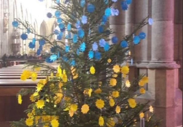 В Чехии новогоднюю елку украсили названиями оккупированных городов Донбасса: фото