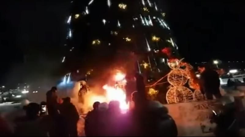 Не елкой единой: в России в новогоднюю ночь горели еще Дед Мороз и Снегурочка