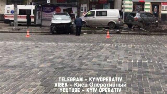 Мощная авария в Киеве: KIA протаранил несколько авто и влетел в остановку