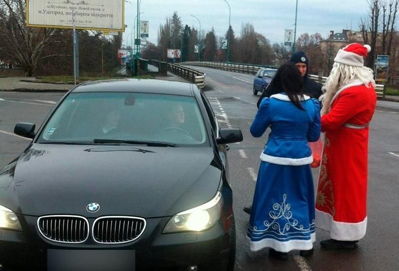 На Закарпатті Діди Морози-патрульні зупиняли авто та вручали водіям смачні "покарання"