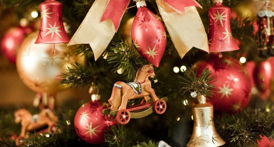 Двое россиян украли новогодние украшения с елки в Риге Двое россиян украли новогодние украшения с елки в Риге