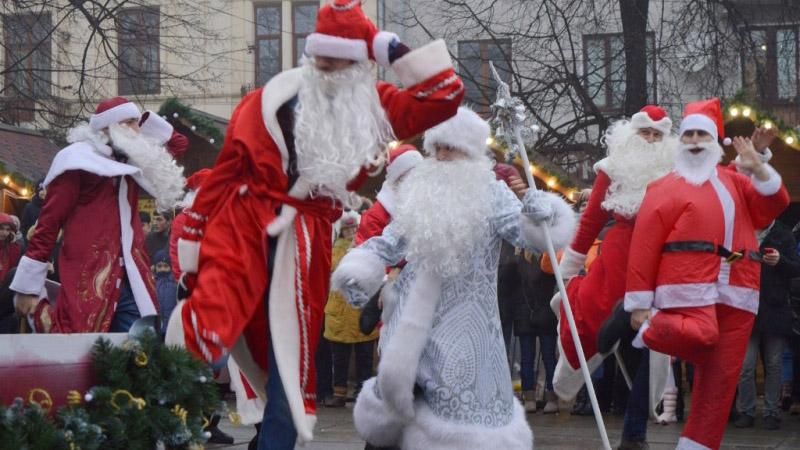 Парад Дідів Морозів та Снігуроньок влаштували у Чернівцях: відео Парад Дідів Морозів та Снігуроньок влаштували у Чернівцях: відео