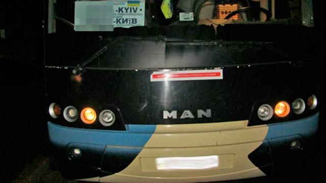 Пьяный пассажир угрожал взорвать автобус международного сообщения гранатой: детали Пьяный пассажир угрожал взорвать автобус международного сообщения гранатой: детали