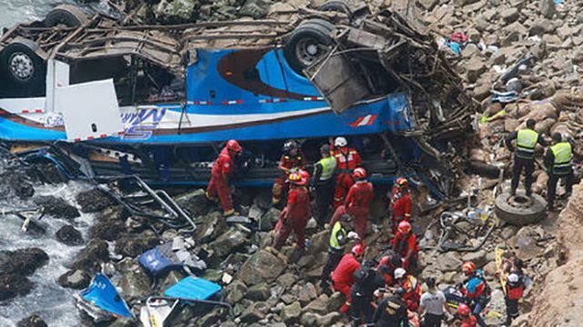 В Перу автобус слетел в 100-метровую пропасть после аварии: погибли не менее 36 человек