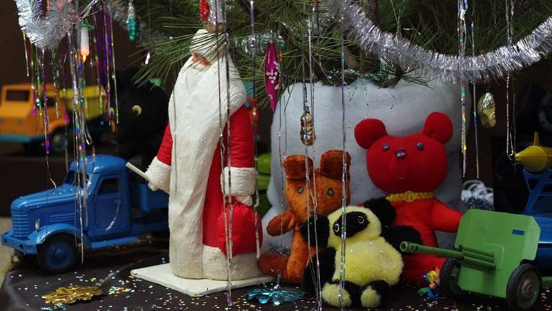 У Дніпрі відкрили раритетну виставку новорічних подарунків ХХ століття У Дніпрі відкрили раритетну виставку новорічних подарунків ХХ століття