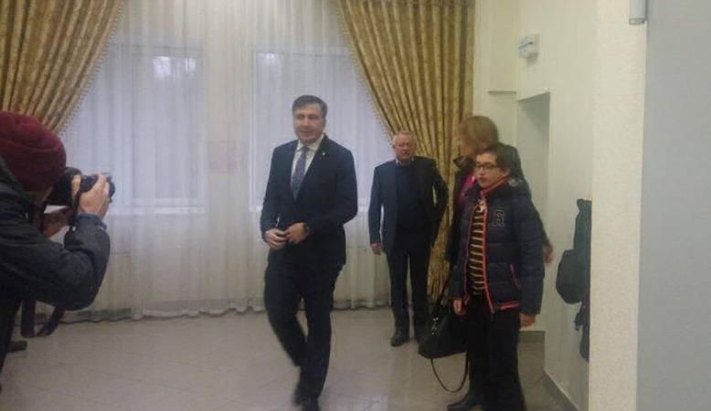 Суд над Саакашвілі: до будівлі стягнули Нацгвардію – онлайн Суд над Саакашвілі: до будівлі стягнули Нацгвардію – онлайн