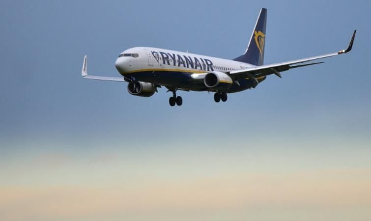 Чоловік хотів вийти з літака через крило: опубліковане відео Чоловік хотів вийти з літака через крило: опубліковане відео