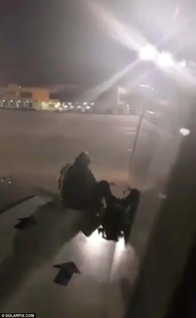 Чоловік хотів вийти з літака через крило Чоловік хотів вийти з літака через крило