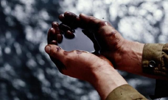 На Львовщине произошла утечка нефти в реку На Львовщине произошла утечка нефти в реку