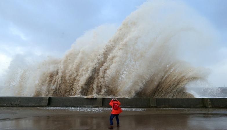 Потужний шторм накрив частину Європи: видовищні фото стихії