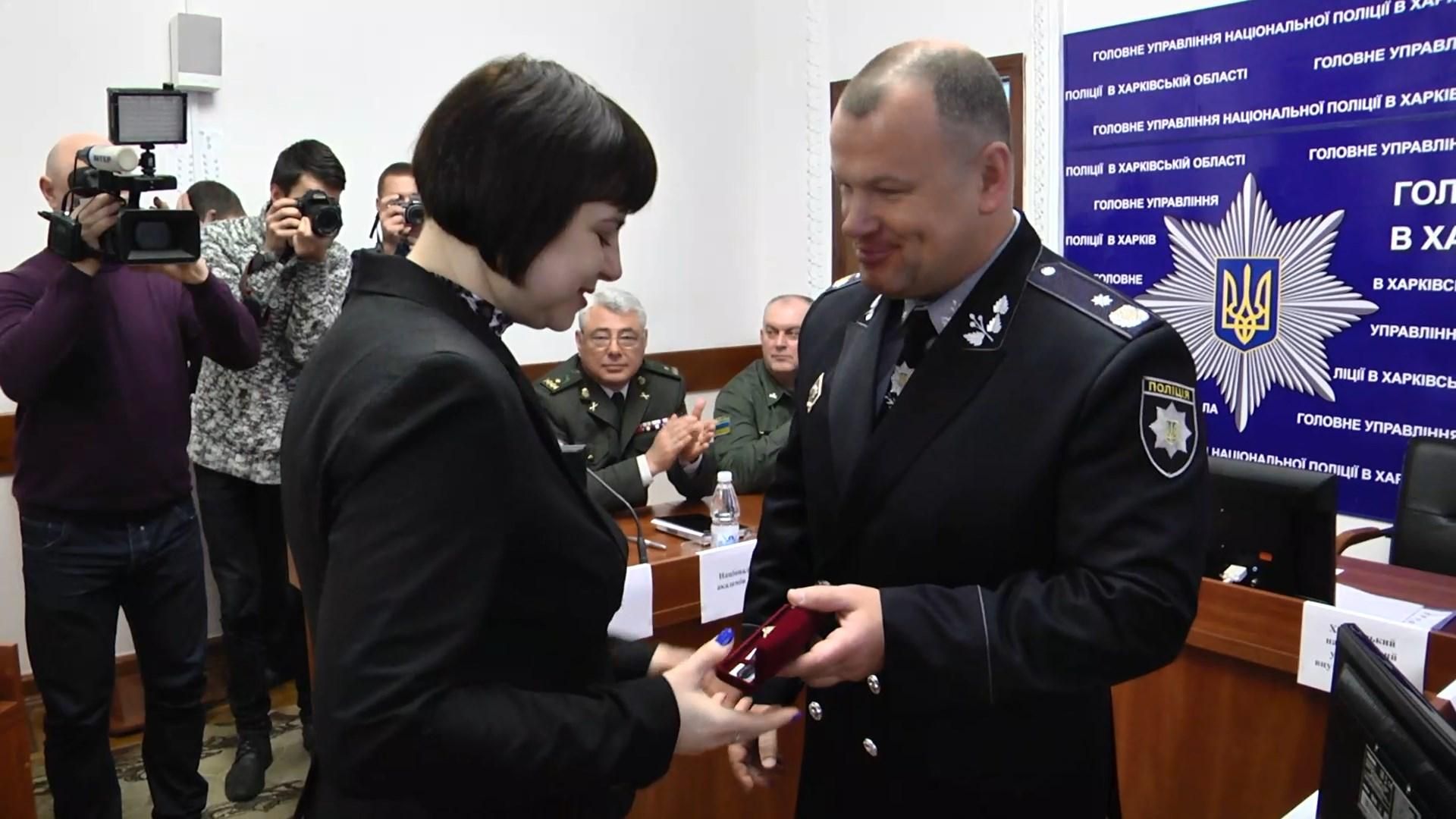 Полиция наградила четырех харьковчан за обезвреживание нападавшего на "Укрпочту"