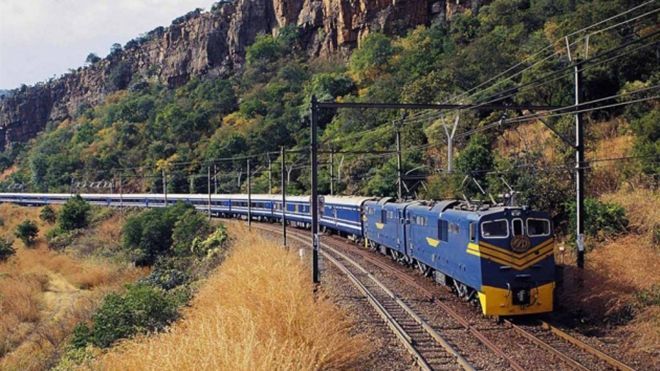 В результате аварии в ЮАР погибли по меньшей мере 14 человек В результате аварии в ЮАР погибли по меньшей мере 14 человек