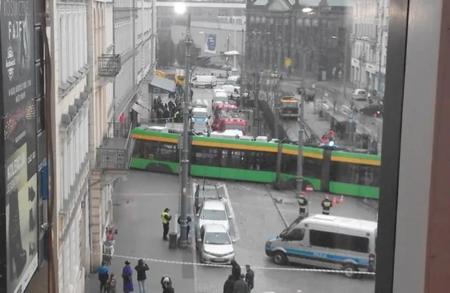 Трамвай в'їхав у меблевий магазин у Польщі