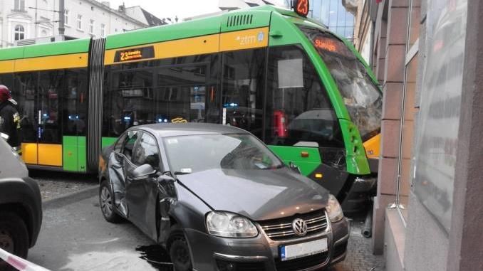 Трамвай въехал в мебельный магазин в Польше: появились фото Трамвай въехал в мебельный магазин в Польше: появились фото