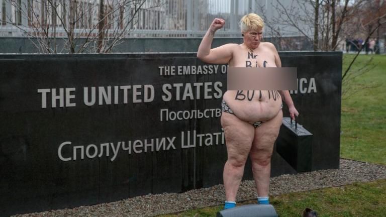 "Мистер Большая Кнопка": в Киеве активистка FEMEN изобразила полуобнаженного Трампа (18+) "Мистер Большая Кнопка": в Киеве активистка FEMEN изобразила полуобнаженного Трампа (18+)