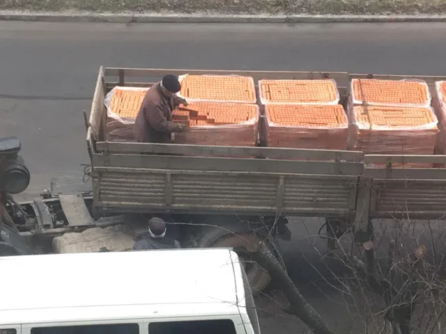 Водій фури допоміг чоловіку вкрасти свій вантаж Водій фури допоміг чоловіку вкрасти свій вантаж