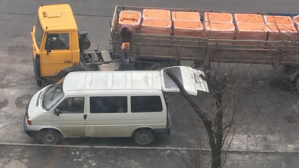 Водитель фуры помог мужчине украсть свой груз: есть фото и видео Водитель фуры помог мужчине украсть свой груз: есть фото и видео