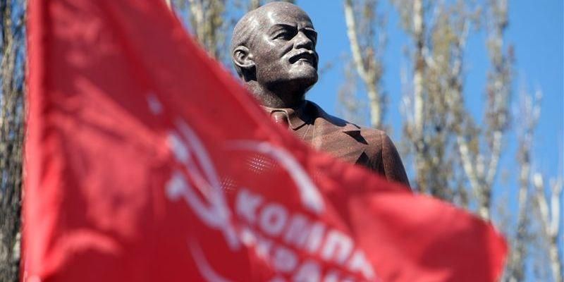 Двоє активістів Компартії розповсюджували газету з виправданням дії терористів на сході України Двоє активістів Компартії розповсюджували газету з виправданням дії терористів на сході України