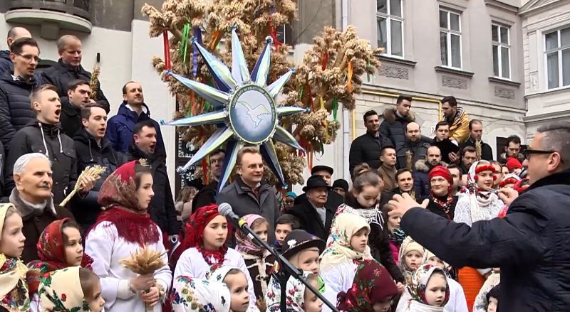 Во Львове установили гигантский дидух высотой более чем 3 метра