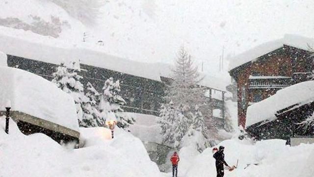 Мощные снегопады парализовали ряд горнолыжных курортов в Альпах