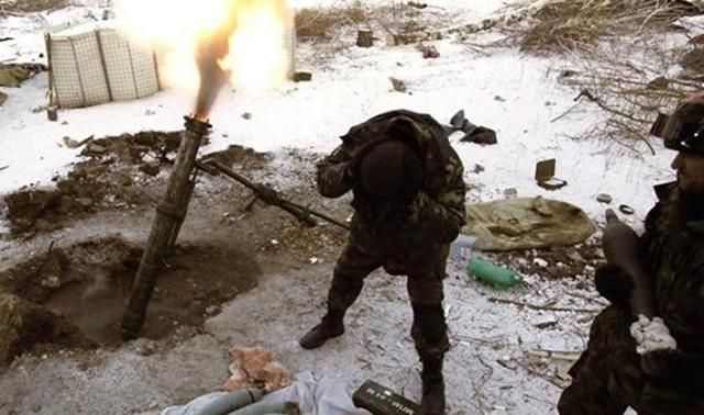 Святвечір у зоні АТО: бойовики не припиняють обстрілювати українських військових Святвечір у зоні АТО: бойовики не припиняють обстрілювати українських військових