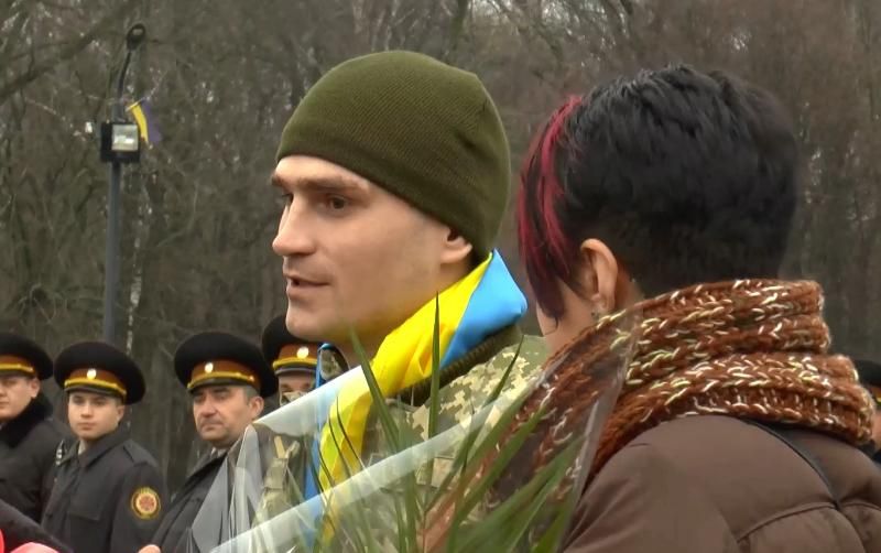 Звільнений з трирічного полону "кіборг" відпросився з госпіталю додому на Різдво
Звільнений з трирічного полону "кіборг" відпросився з госпіталю додому на Різдво