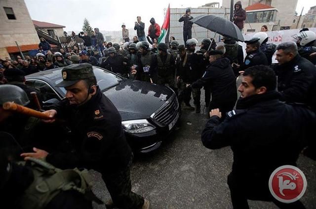 В Вифлееме забросали камнями кортеж патриарха Иерусалимского: фото В Вифлееме забросали камнями кортеж патриарха Иерусалимского: фото