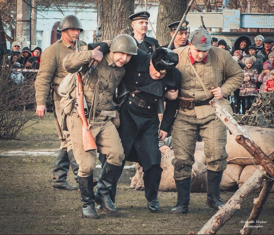 У Криму окупанти влаштували мілітарне свято з алкоголем і дітьми: опубліковані фото