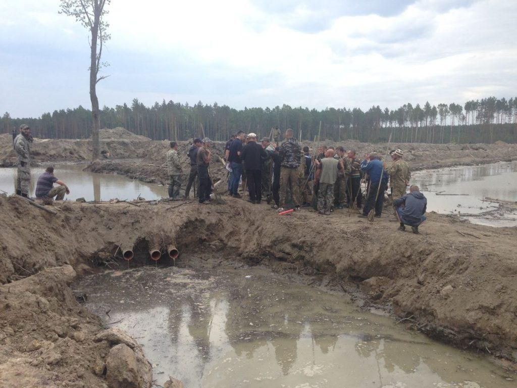 Казанський показав, як МВС "кришує" видобуток бурштину: репортаж Казанський показав, як МВС "кришує" видобуток бурштину: репортаж