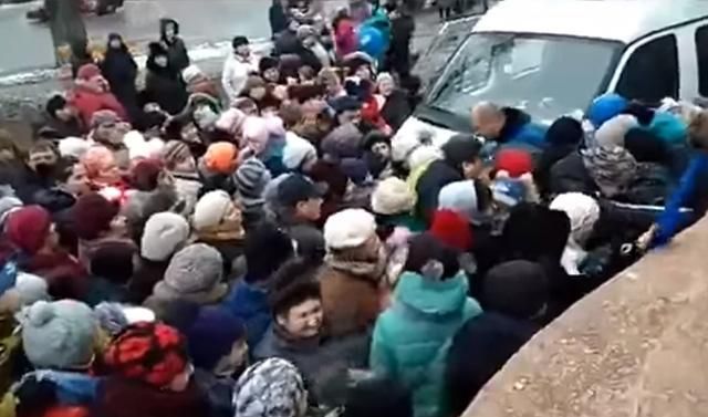 В России люди устроили давку в очереди за бесплатными подарками: видео В России люди устроили давку в очереди за бесплатными подарками: видео