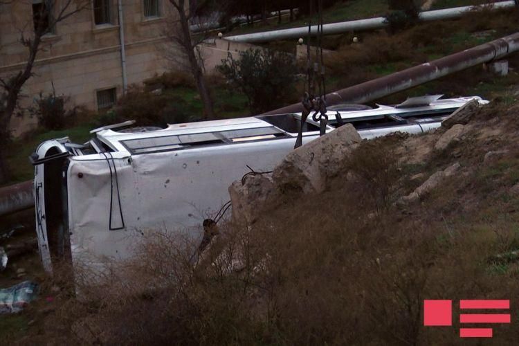 В Азербайджане перевернулся автобус: фото В Азербайджане перевернулся автобус: фото