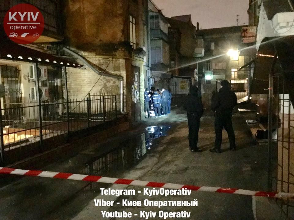 На Подолі трапилося криваве вбивство: фото та відео