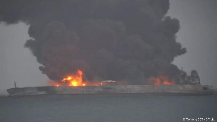 Біля берегів Китаю зіткнулися танкер і суховантаж: пропали 32 моряки