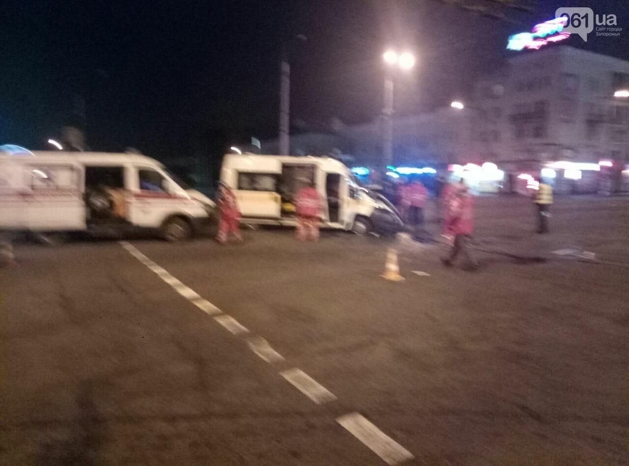 В Запорожье фура не разминулась со "скорой": фото В Запорожье фура не разминулась со "скорой": фото