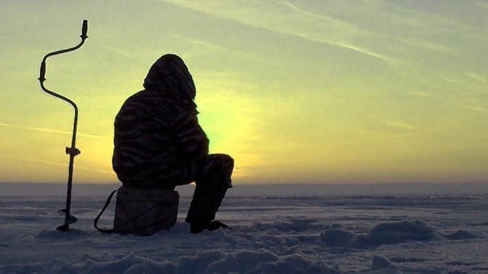 У Росії рибалка вмерзнув у лід 