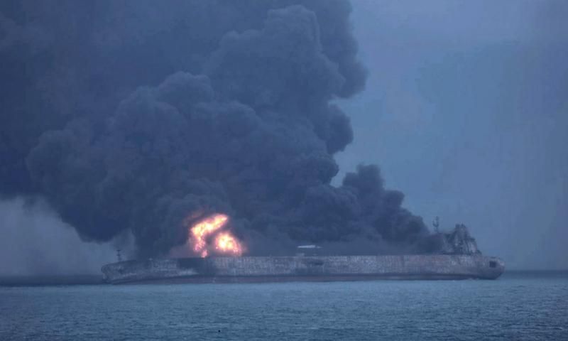 Другий день продовжує горіти танкер в Східно-Китайському морі: жодної інформації про екіпаж