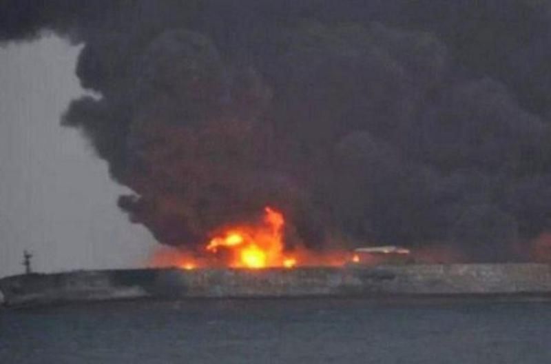 Рятувальники знайшли тіло члена екіпажу нафтового танкера і заявили про можливу екологічну катастрофу