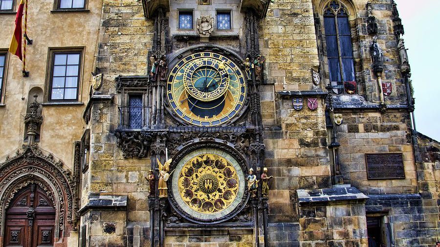 В Праге с ратуши демонтируют популярные астрономические часы