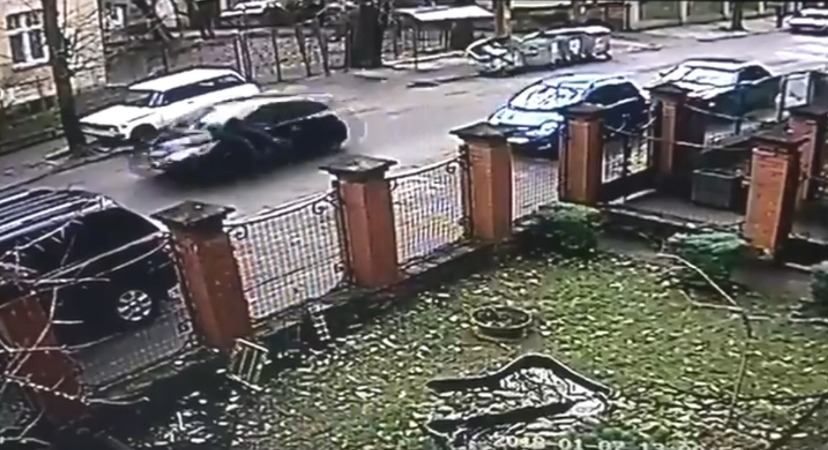 Во Львове женщина сбила полицейского и 500 метров тащила его на капоте: есть видео