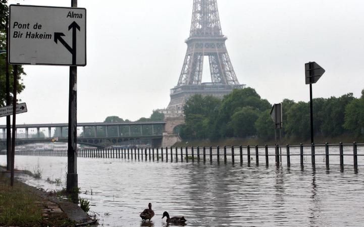 Сена вышла из берегов: очаровательные фото из Парижа