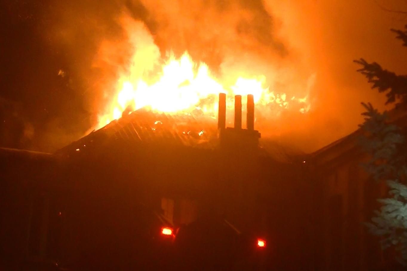 Рятувальники 8 годин гасили пожежу у Харкові: фото
