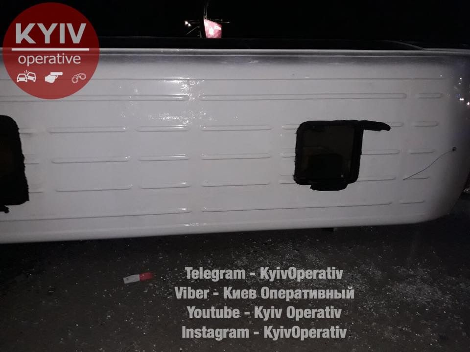 Під Києвом перекинулася маршрутка з пасажирами: фото Під Києвом перекинулася маршрутка з пасажирами: фото